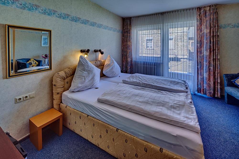 Doppel-Zweibettzimmer mit Balkon